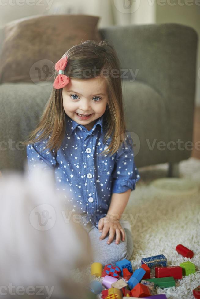 süßes kleines Mädchen zu Hause spielen foto