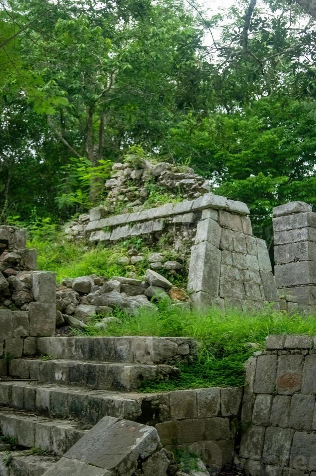 Maya-Pyramiden in Mexiko, Steinkonstruktion, umgeben von Vegetation, tiefer Dschungel foto