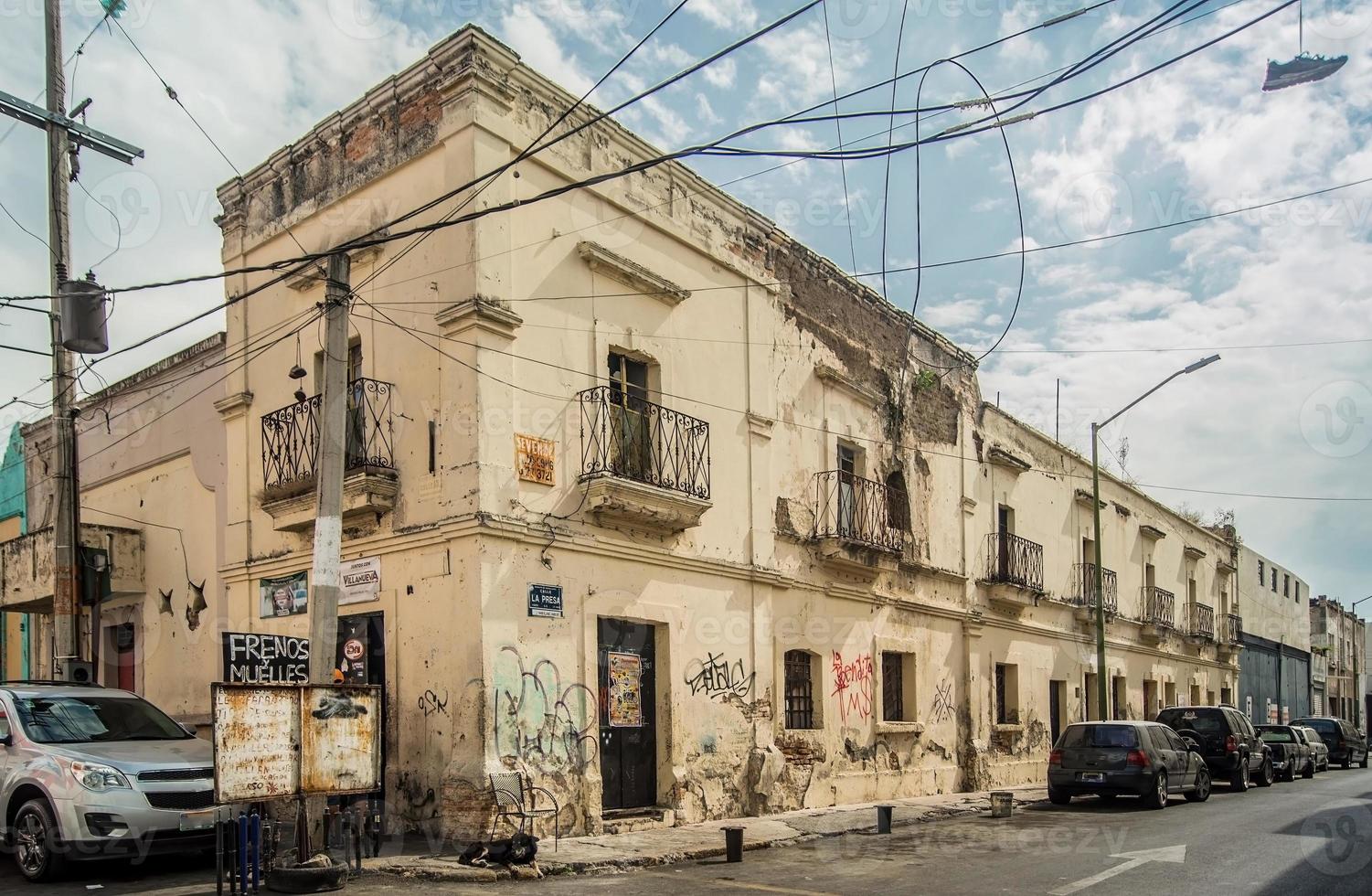 Altes, verlassenes Gebäude in der Innenstadt von Guadalajara, Mexiko, Kolonialarchitektur foto