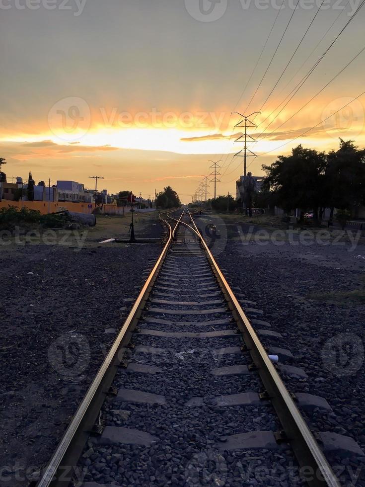 Bahngleise in der untergehenden Sonne, Bahngleise bei Sonnenuntergang foto