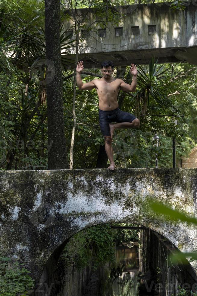 junger Mann, Yoga oder Reiki, im Wald sehr grüne Vegetation, in Mexiko, Guadalajara, Bosque Colomos, Hispanoamerikaner, foto