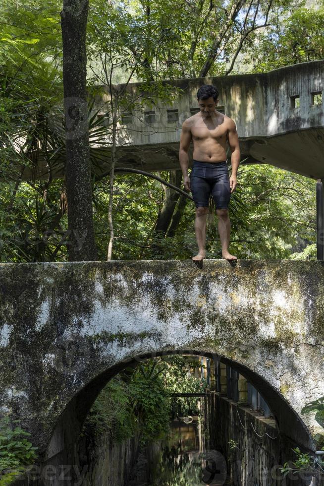 Yoga-Meditation im Freien. glühende sieben alle chakra. Mann praktiziert Yoga, Mexiko, Gualdajara foto