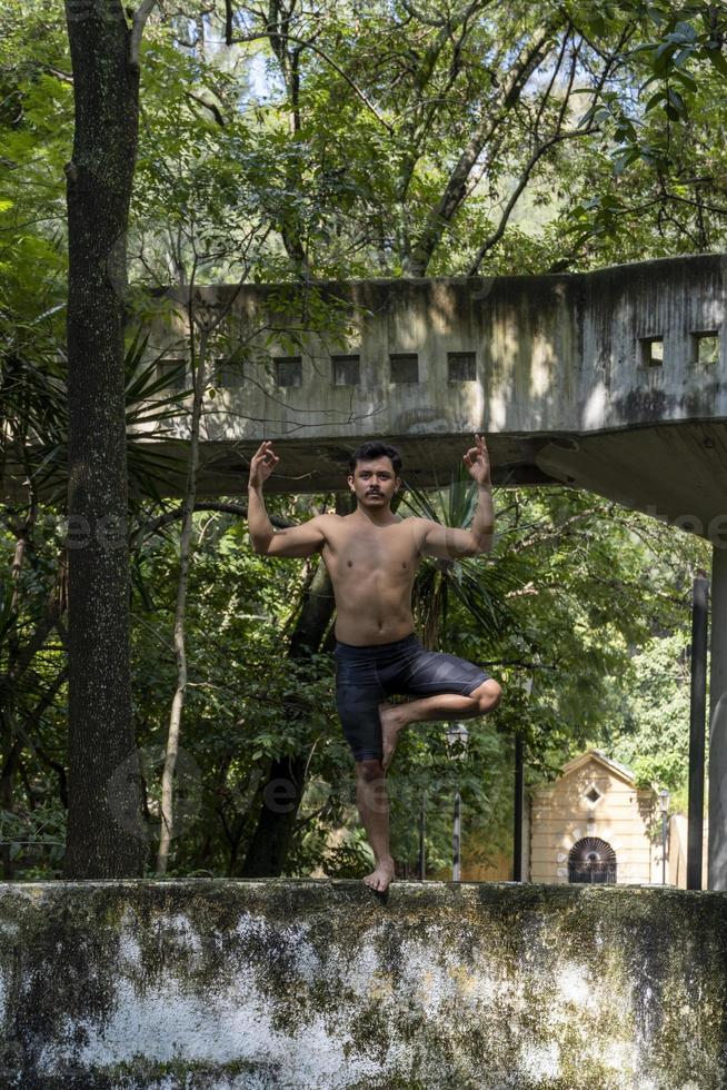 Yoga-Meditation im Freien. glühende sieben alle chakra. Mann praktiziert Yoga, Mexiko, Gualdajara foto