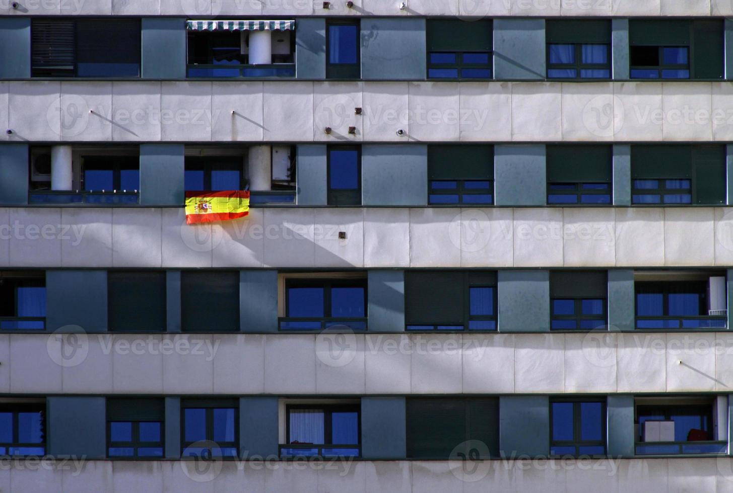 spanische Flagge, die von einem Balkon hängt foto