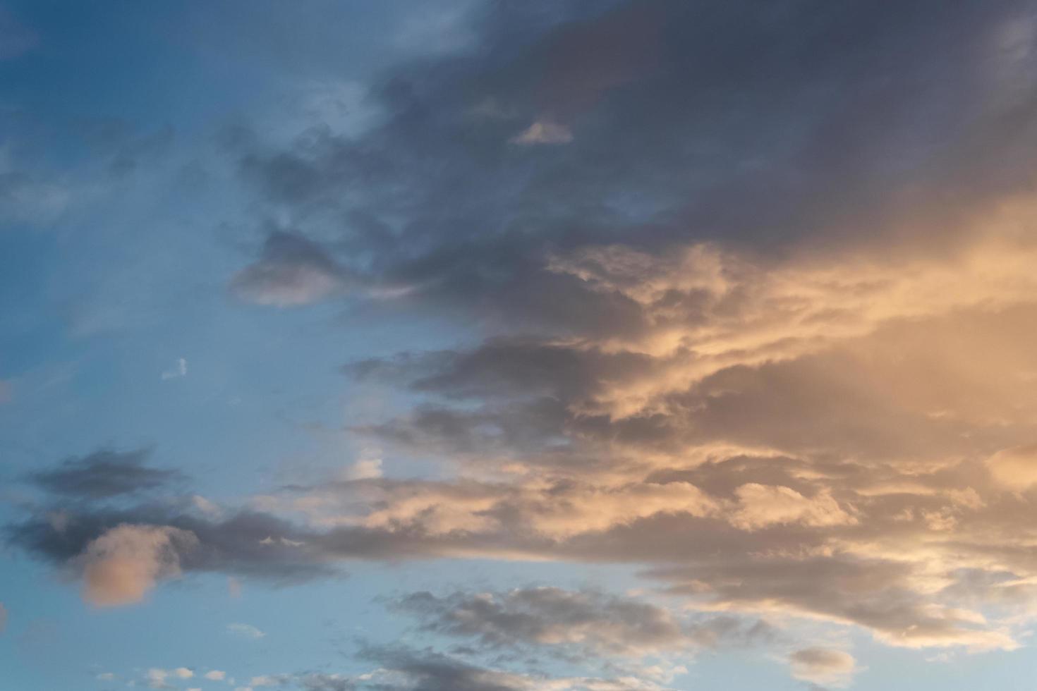 warmer dramatischer sonnenuntergang cloudscape hintergrund. foto