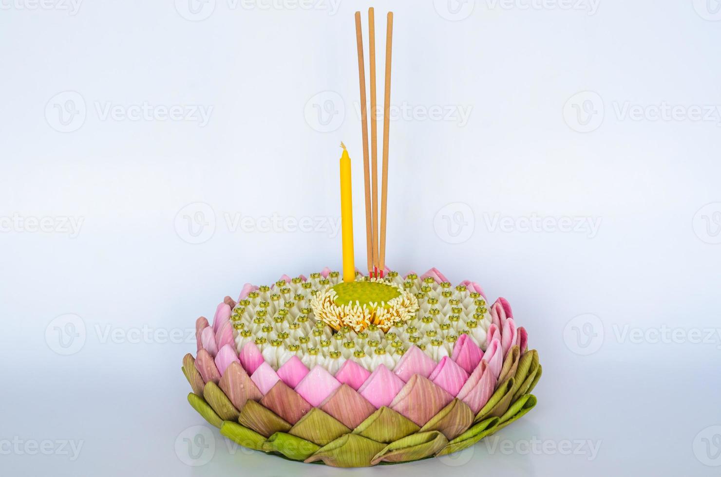 rosa lotusblütenblatt krathong mit 3 räucherstäbchen und kerze verziert mit lotospollen und kronenblume für thailand vollmond oder loy krathong festival auf weißem hintergrund. foto