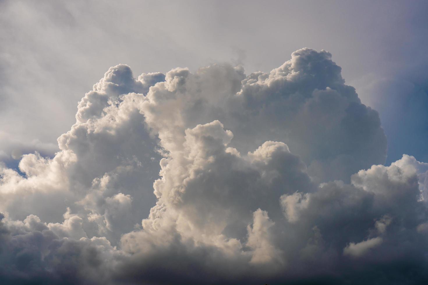 Schwarze Wolken vor Sturm und Regen foto