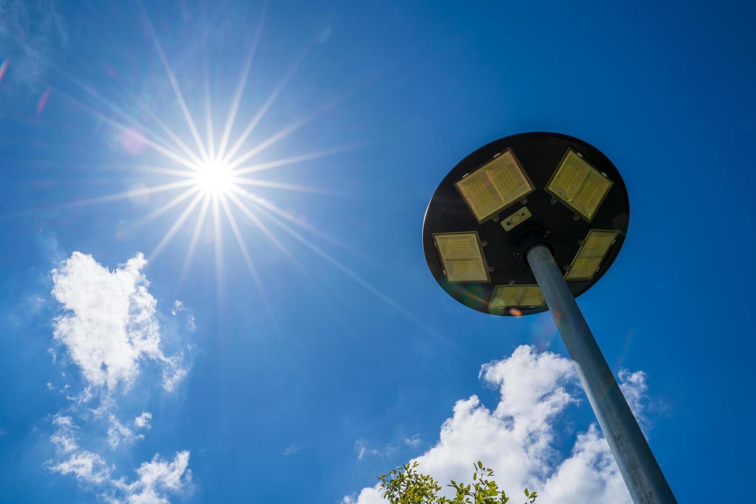 hellblauer Himmelshintergrund mit weißen Wolken an einem klaren Tag, Solarzellenlampe und alternativer Energie von der Sonne. foto