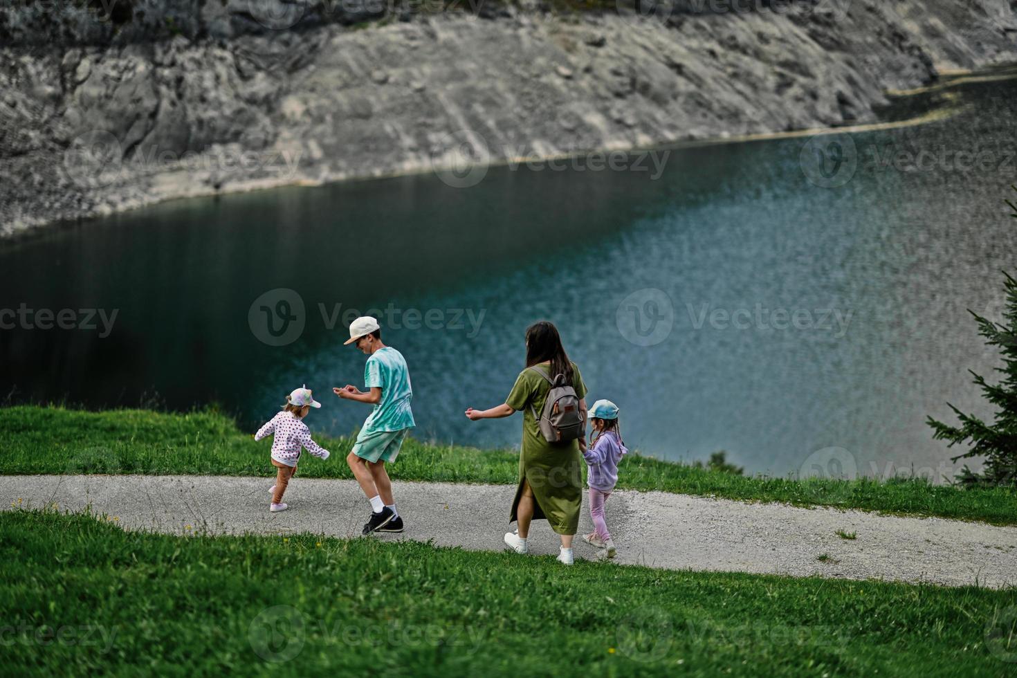 mutter mit kindern am vorderen gosausee, gosau, oberösterreich. foto