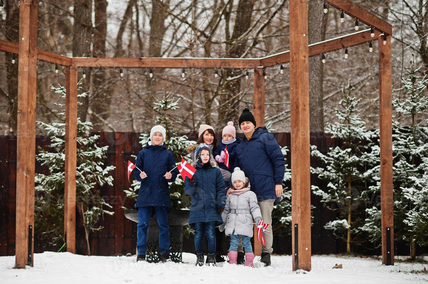 Familie mit dänischen Flaggen im Winter im Freien. reise in die skandinavischen länder. die glücklichsten Dänen. foto