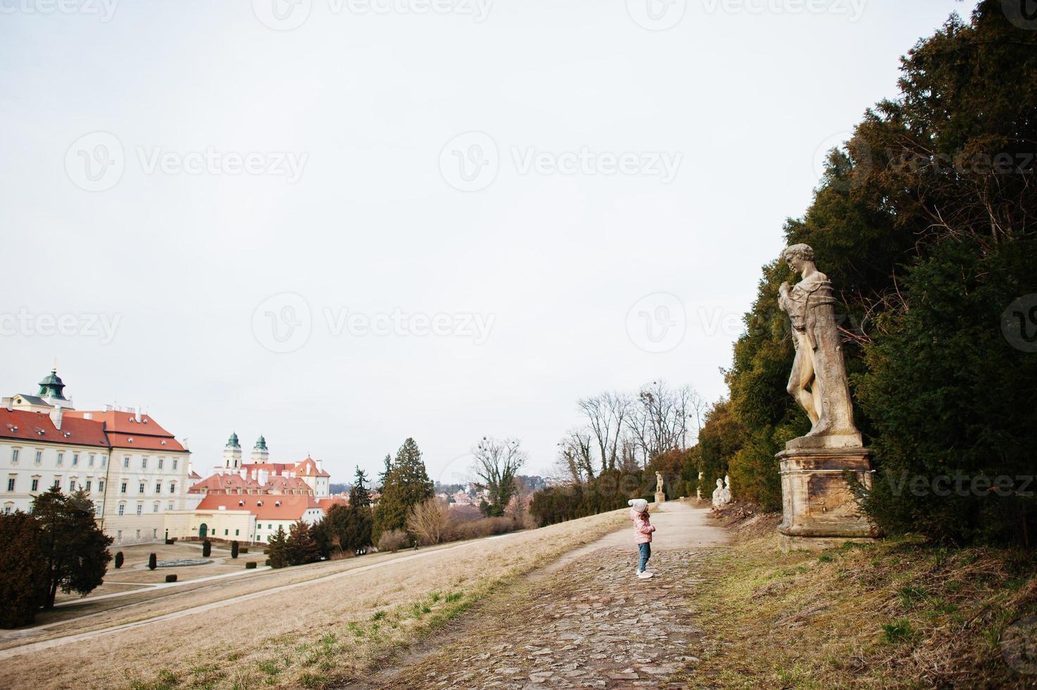 Babymädchen mit Blick auf Denkmal auf Schloss Valtice, Tschechische Republik. foto