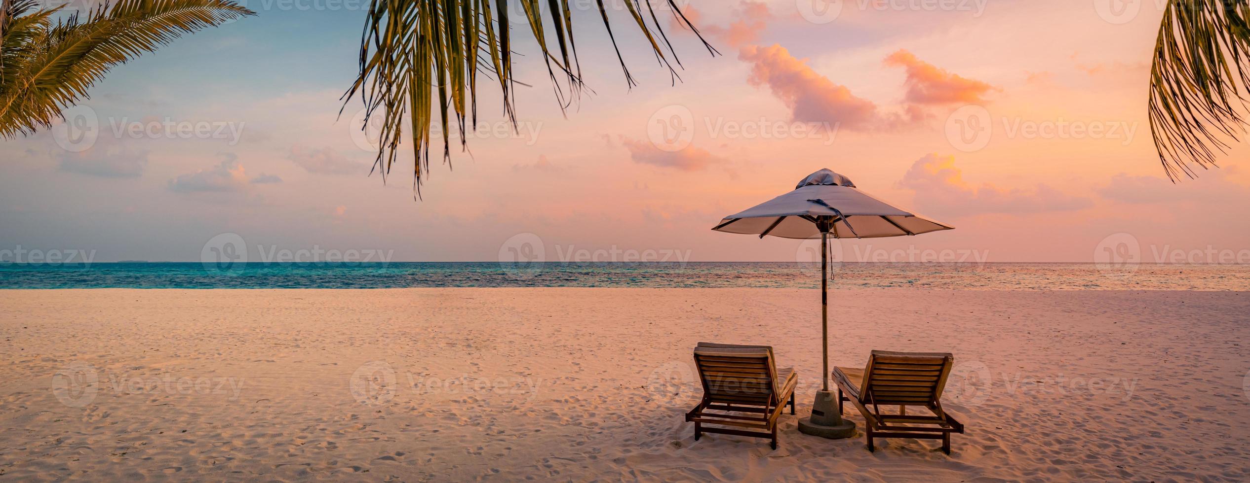 Blickdichter Fenstervorhang Stühle und Sonnenschirm am Strand mit Schatten  von Palmen