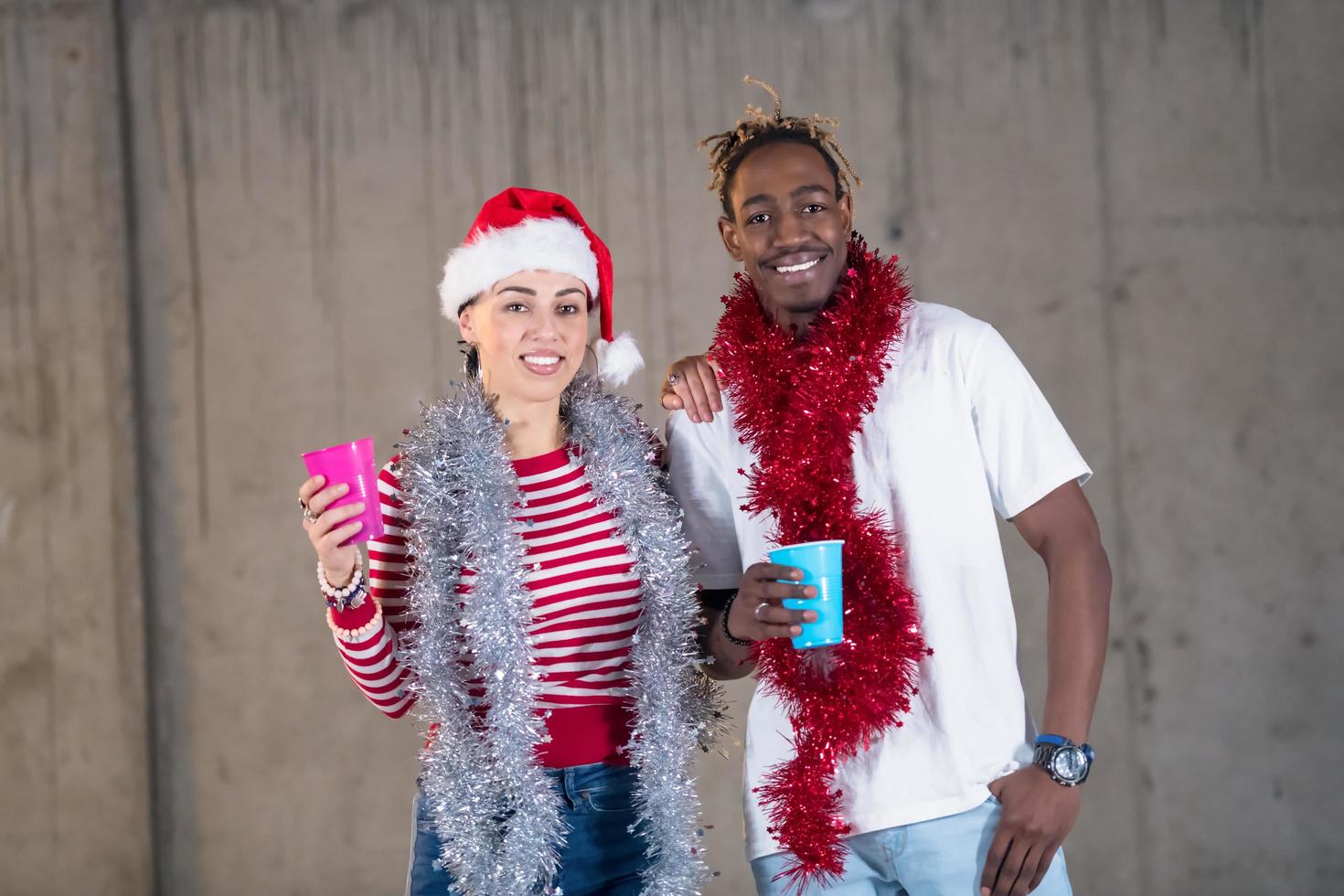 junges multiethnisches geschäftspaar, das neujahrsfeier feiert foto