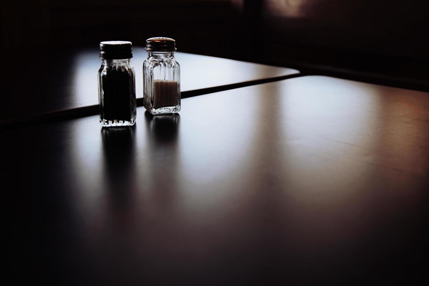 Salz- und Pfeffergläser auf dem Tisch foto