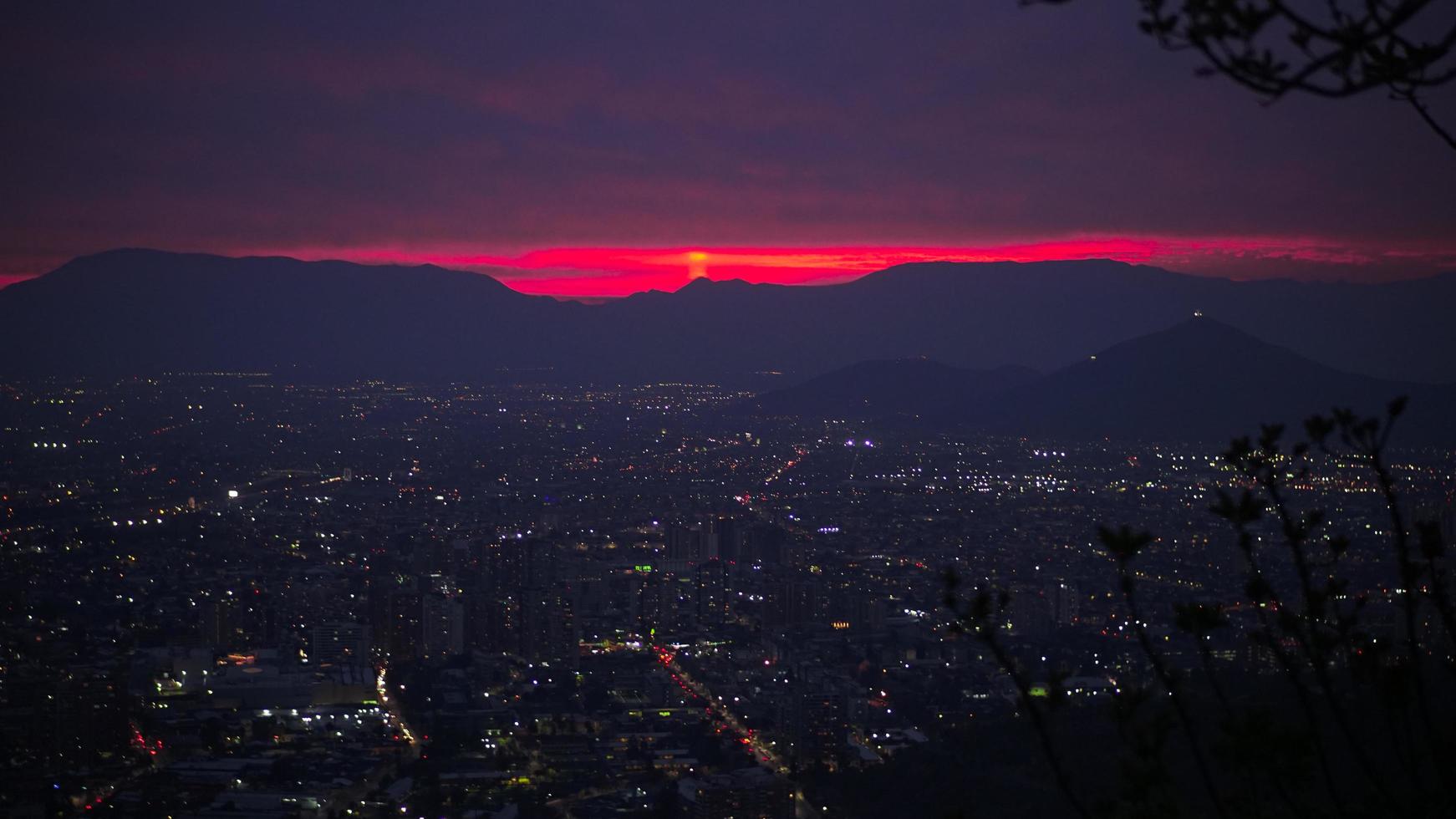 Stadt mit Hochhäusern während des Sonnenuntergangs foto