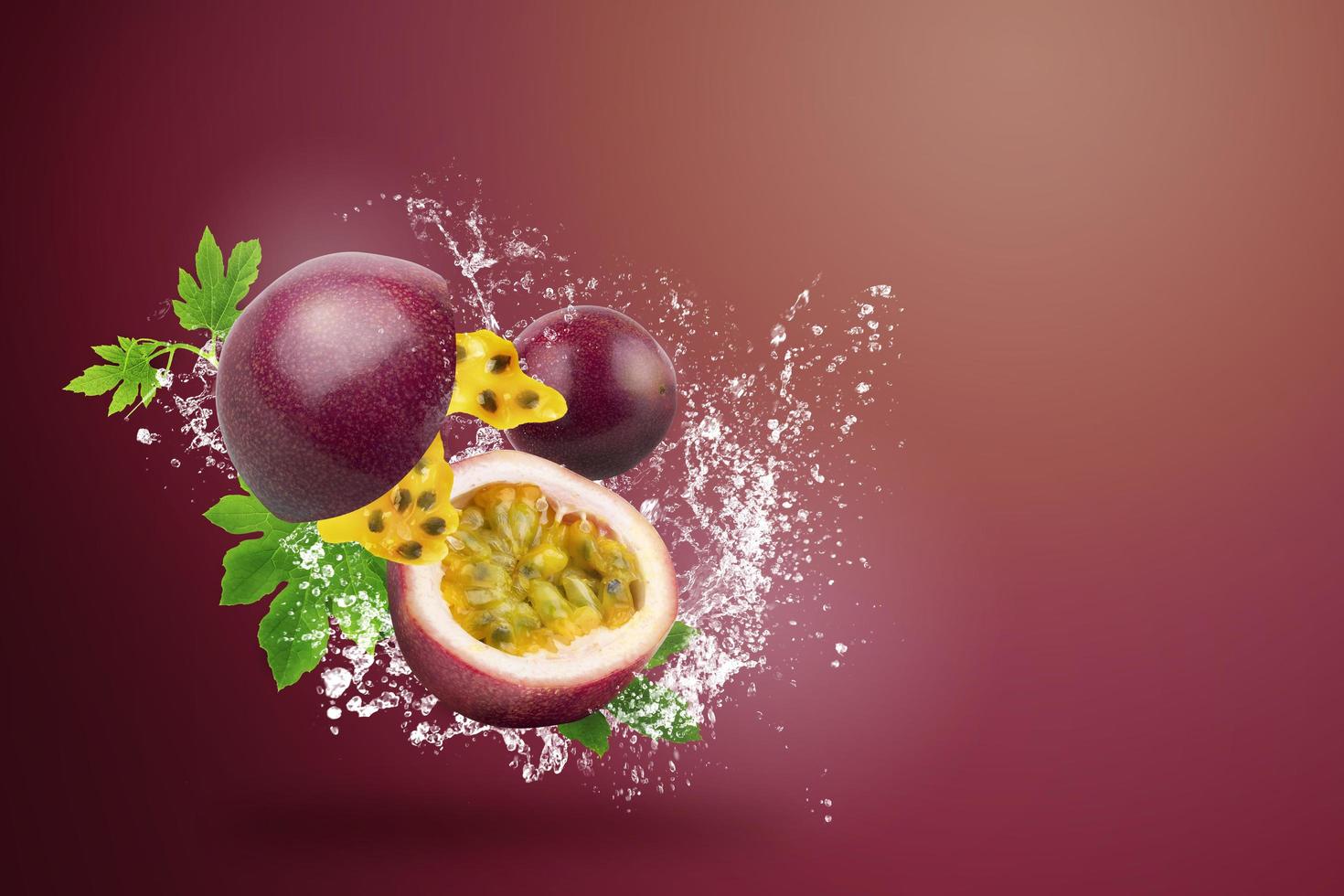 Wasser spritzt auf frische Passionsfrucht foto