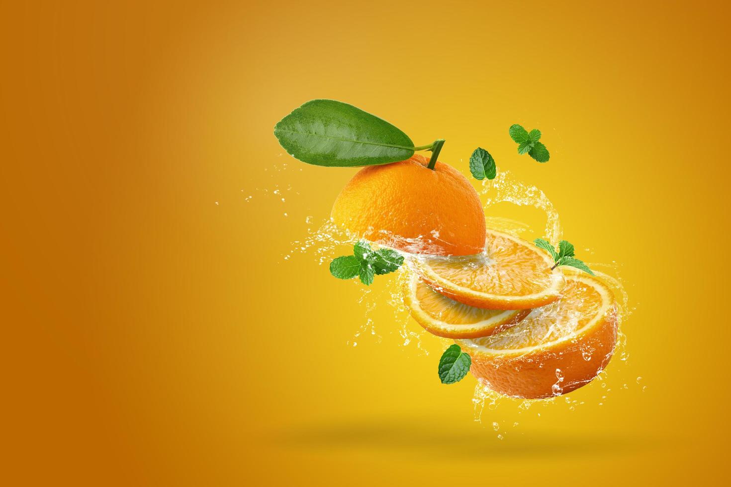 Wasser spritzt auf frisch geschnittene Orange foto