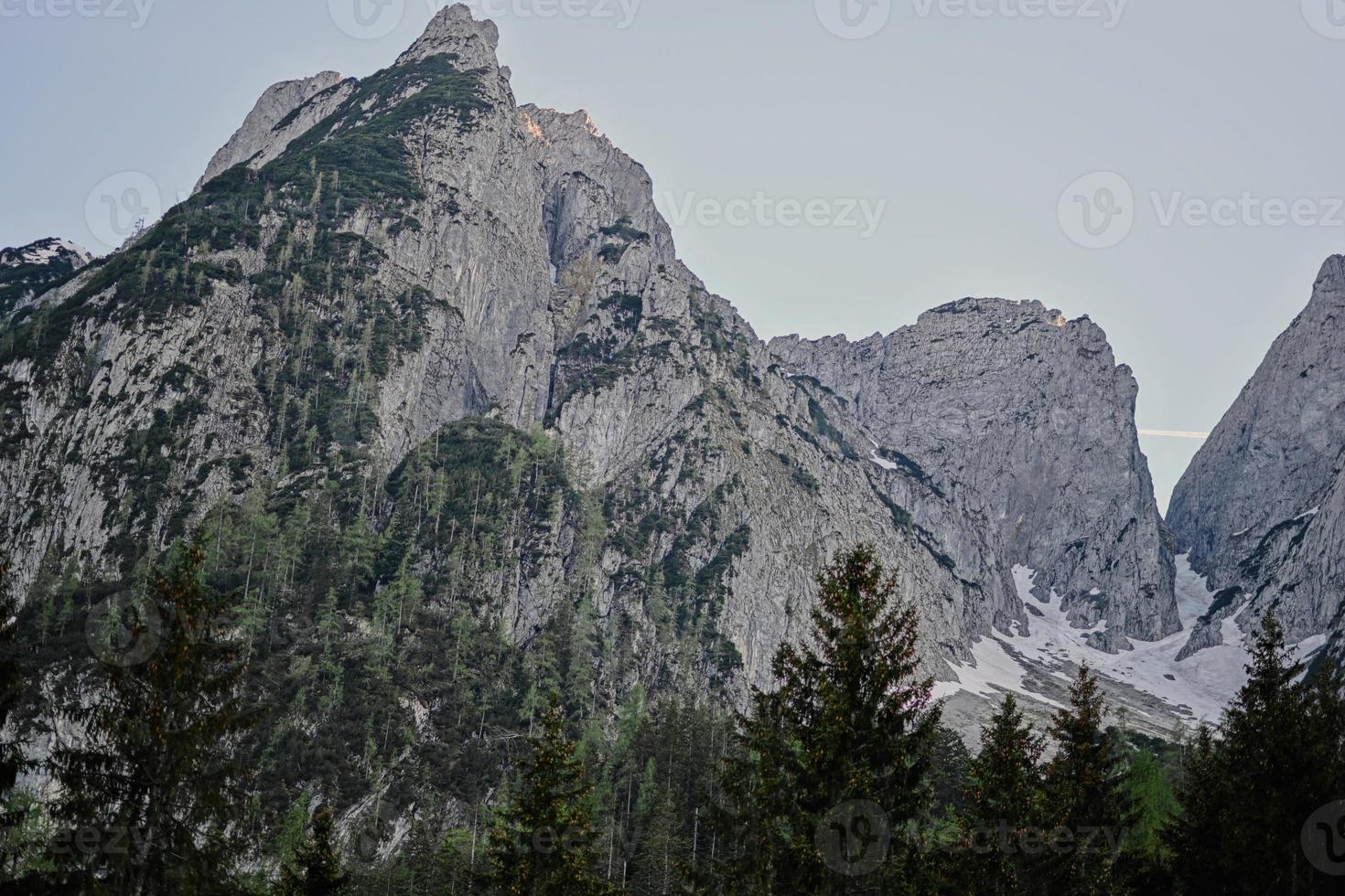 schneebedeckte berge am vorderen gosausee, gosau, oberösterreich. foto