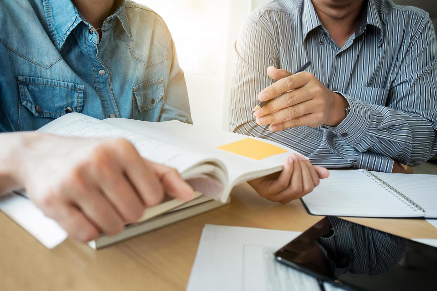 Zwei Klassenkameraden lernen Arbeitsmappen foto