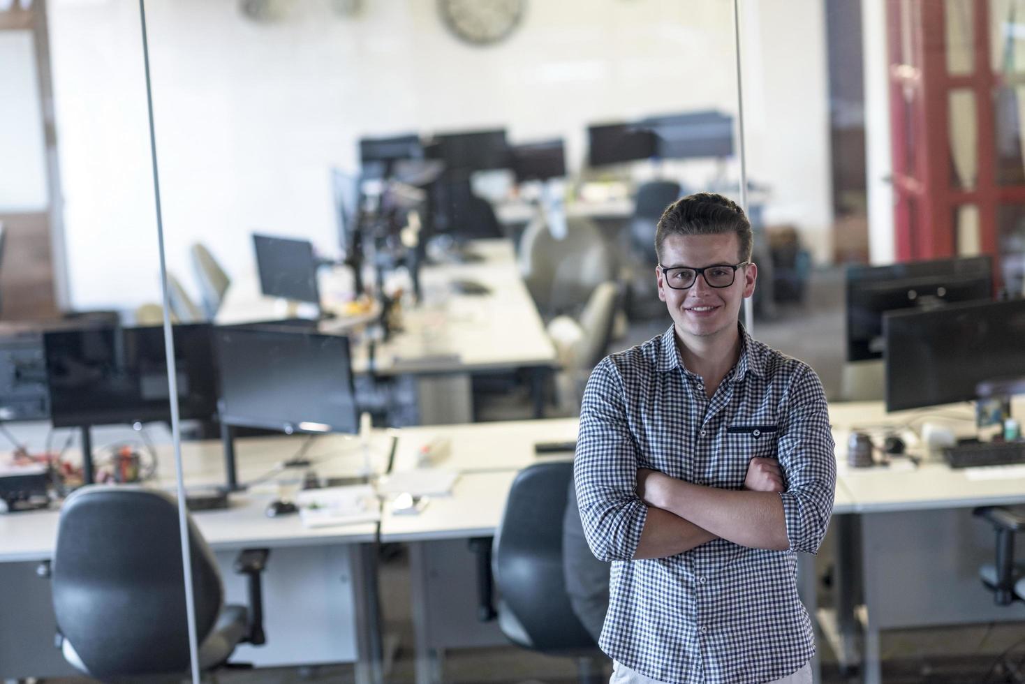 Geschäftsmann im modernen Büro foto