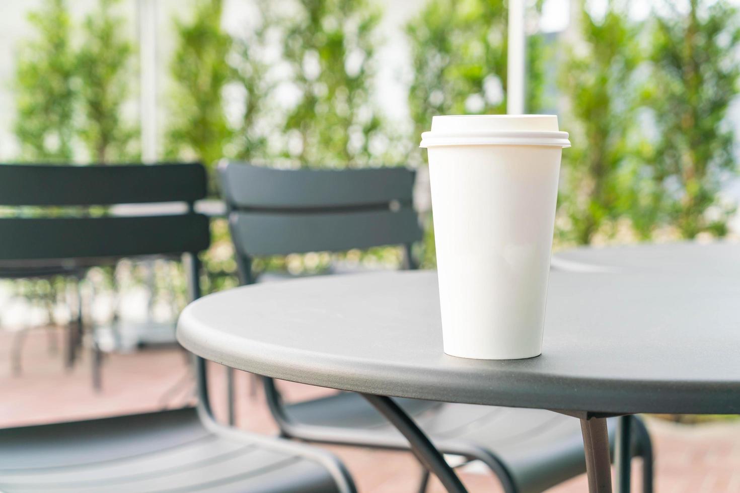 einzelne weiße Kaffeetasse auf dem Tisch foto