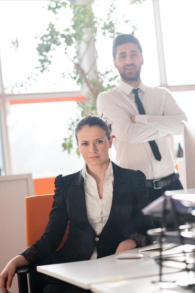 Porträt eines Geschäftspaares im Büro foto