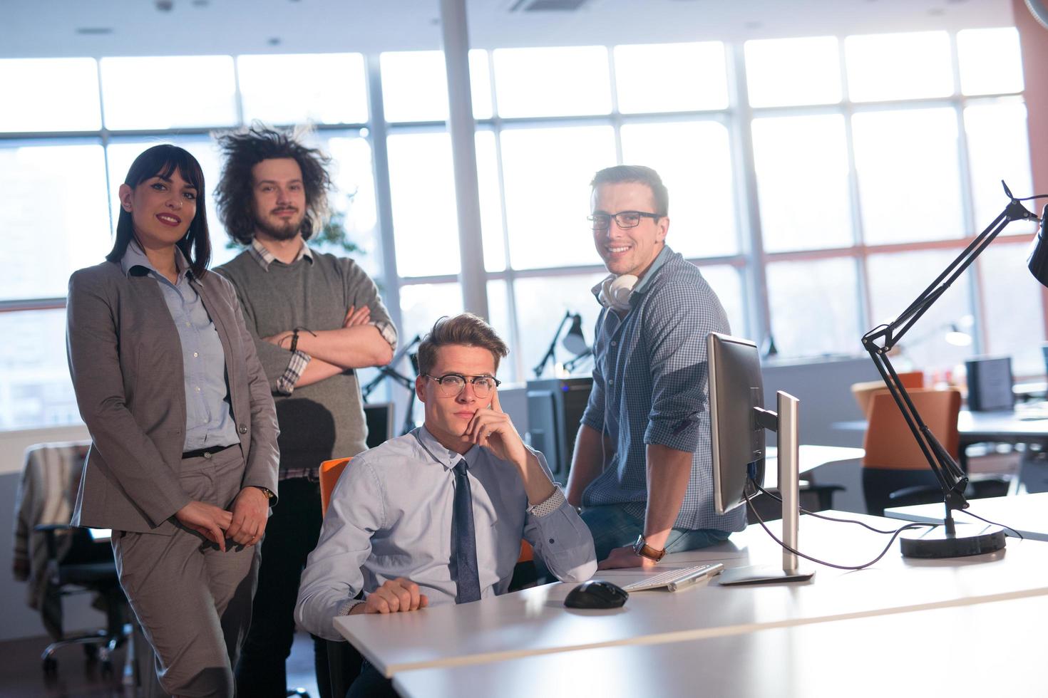 Porträt eines Geschäftsteams bei einem Meeting foto