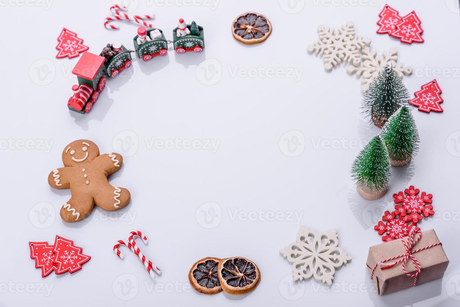 Elemente der Weihnachtslandschaft, Spielzeug, Lebkuchen und andere Christbaumschmuck foto