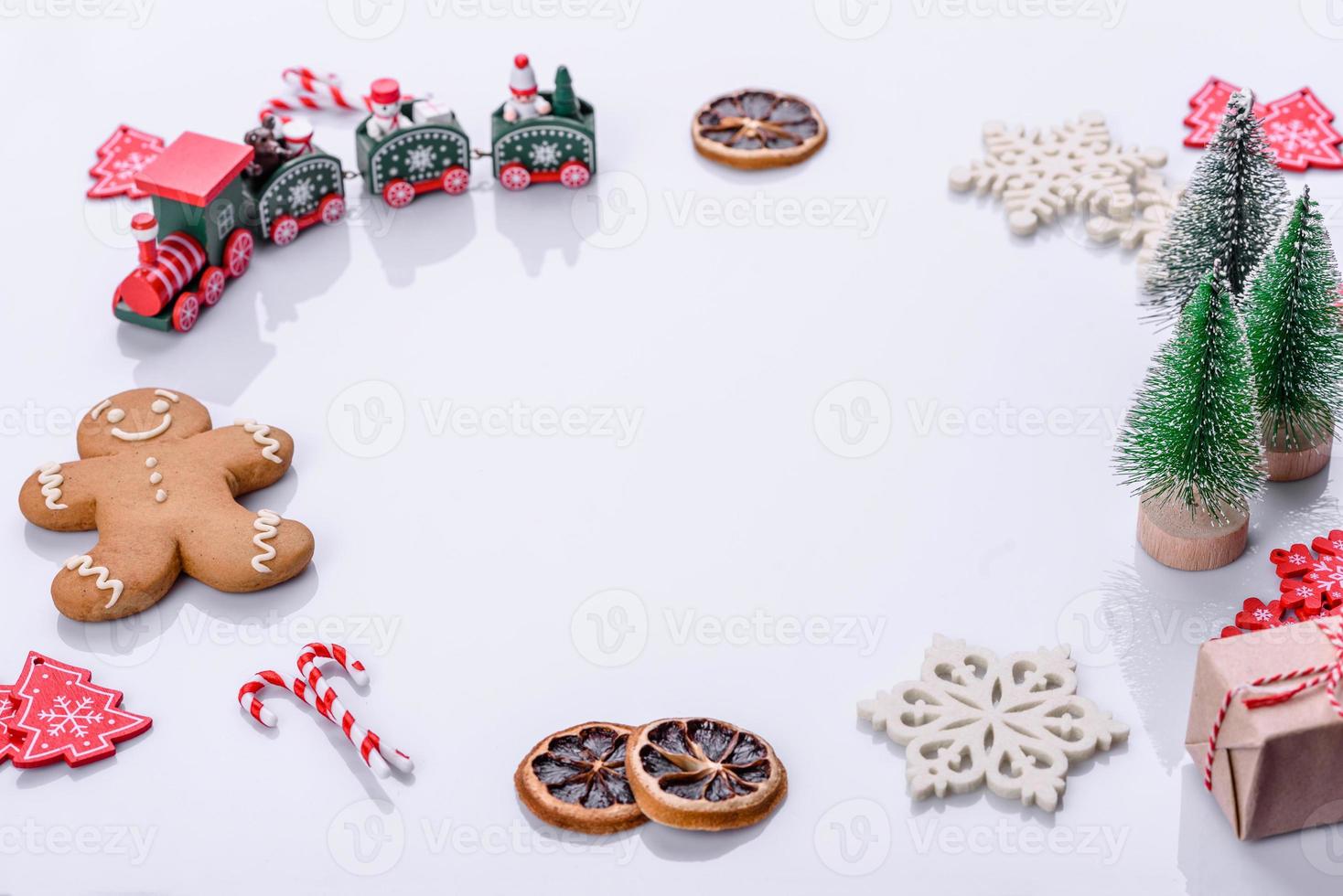 Elemente der Weihnachtslandschaft, Spielzeug, Lebkuchen und andere Christbaumschmuck foto