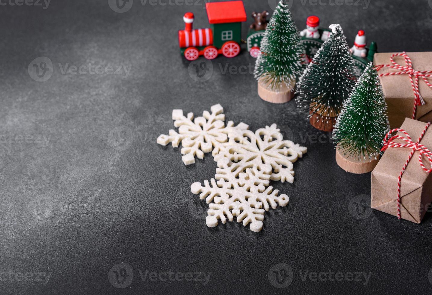 weihnachtsspielzeug und dekorationen auf dunklem betonhintergrund foto
