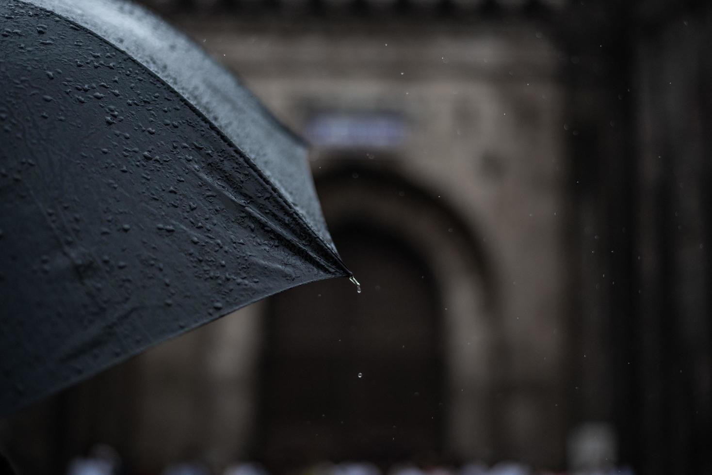 nasser schwarzer Regenschirm foto