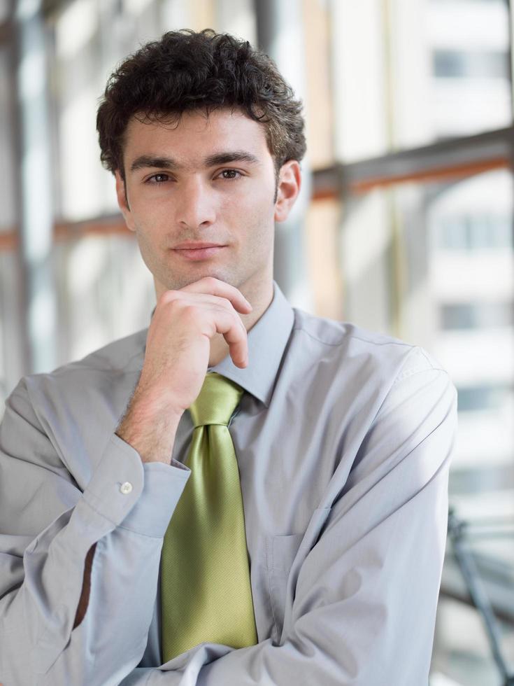 Porträt eines jungen Geschäftsmannes im modernen Büro foto