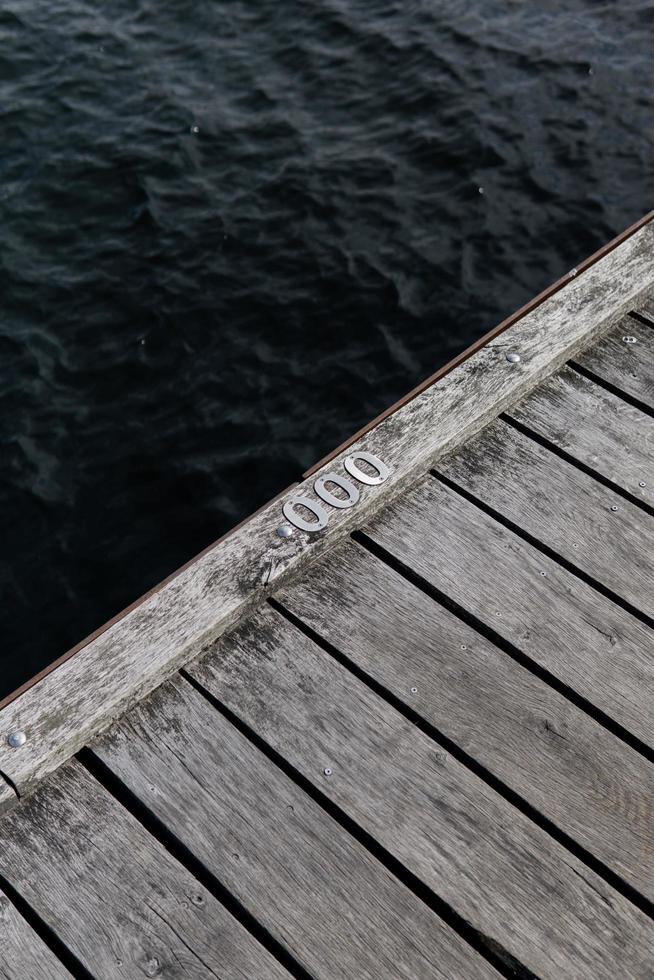 Nahaufnahme des hölzernen Docks nahe Wasser foto