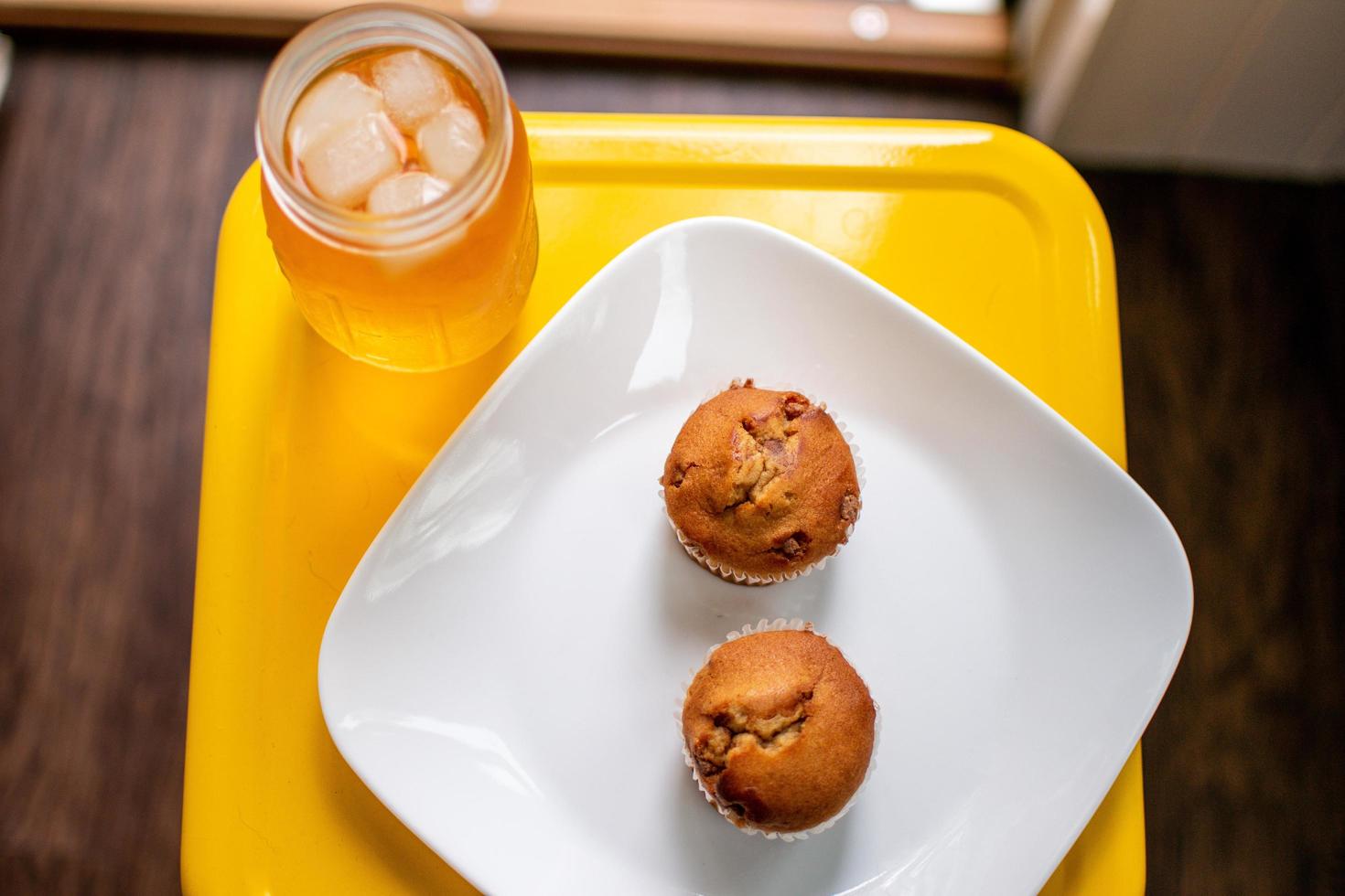 zwei Muffins auf gelbem Teller foto