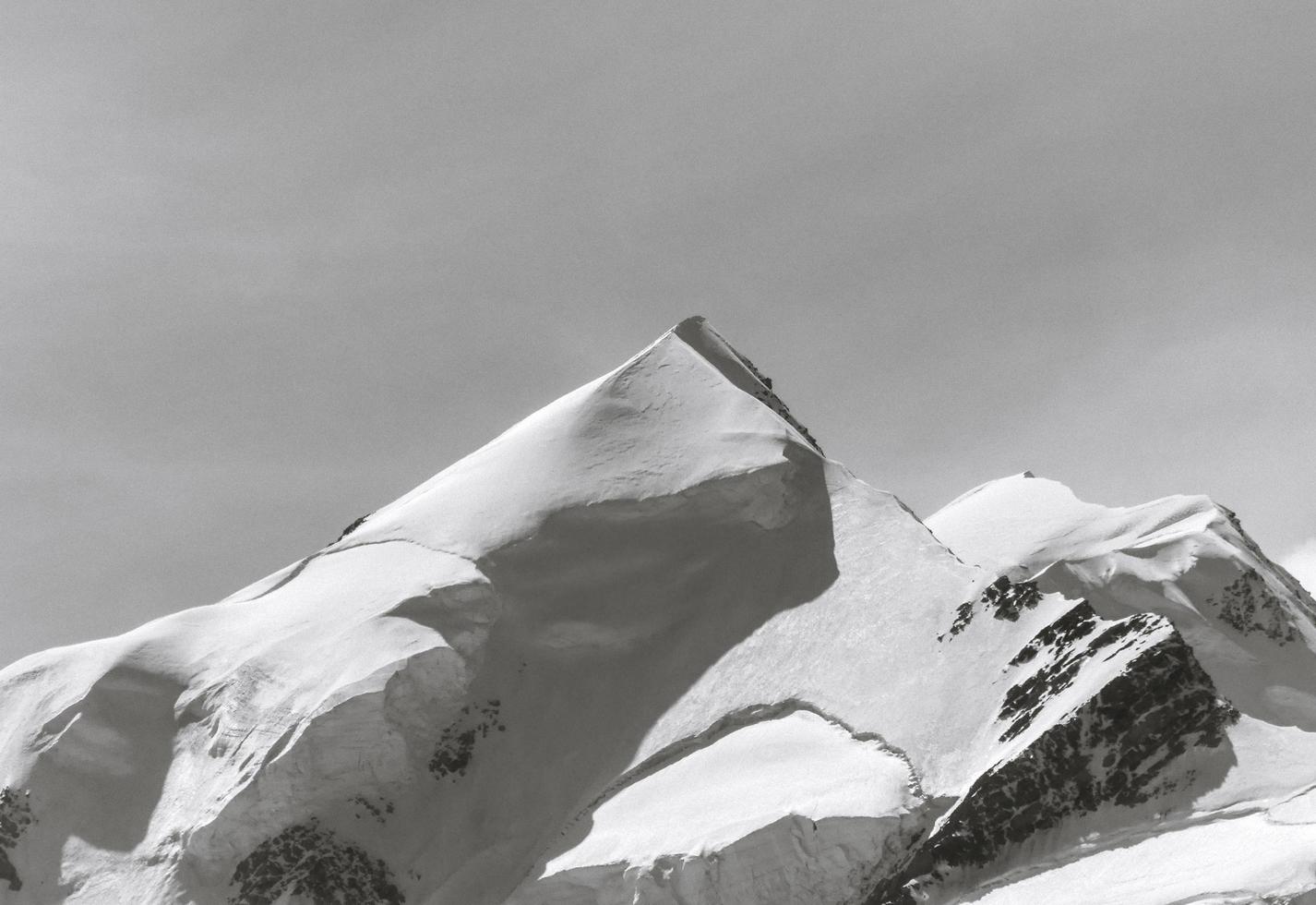 schneebedeckter Berggipfel foto