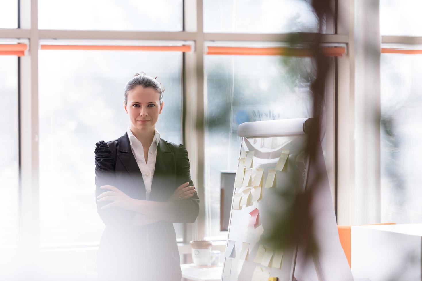 Porträt der jungen Geschäftsfrau im modernen Büro foto