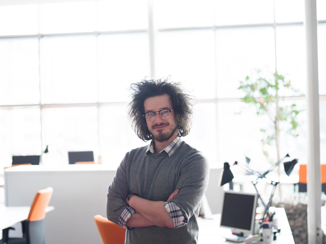 Junger Geschäftsmann im Startup-Büro foto