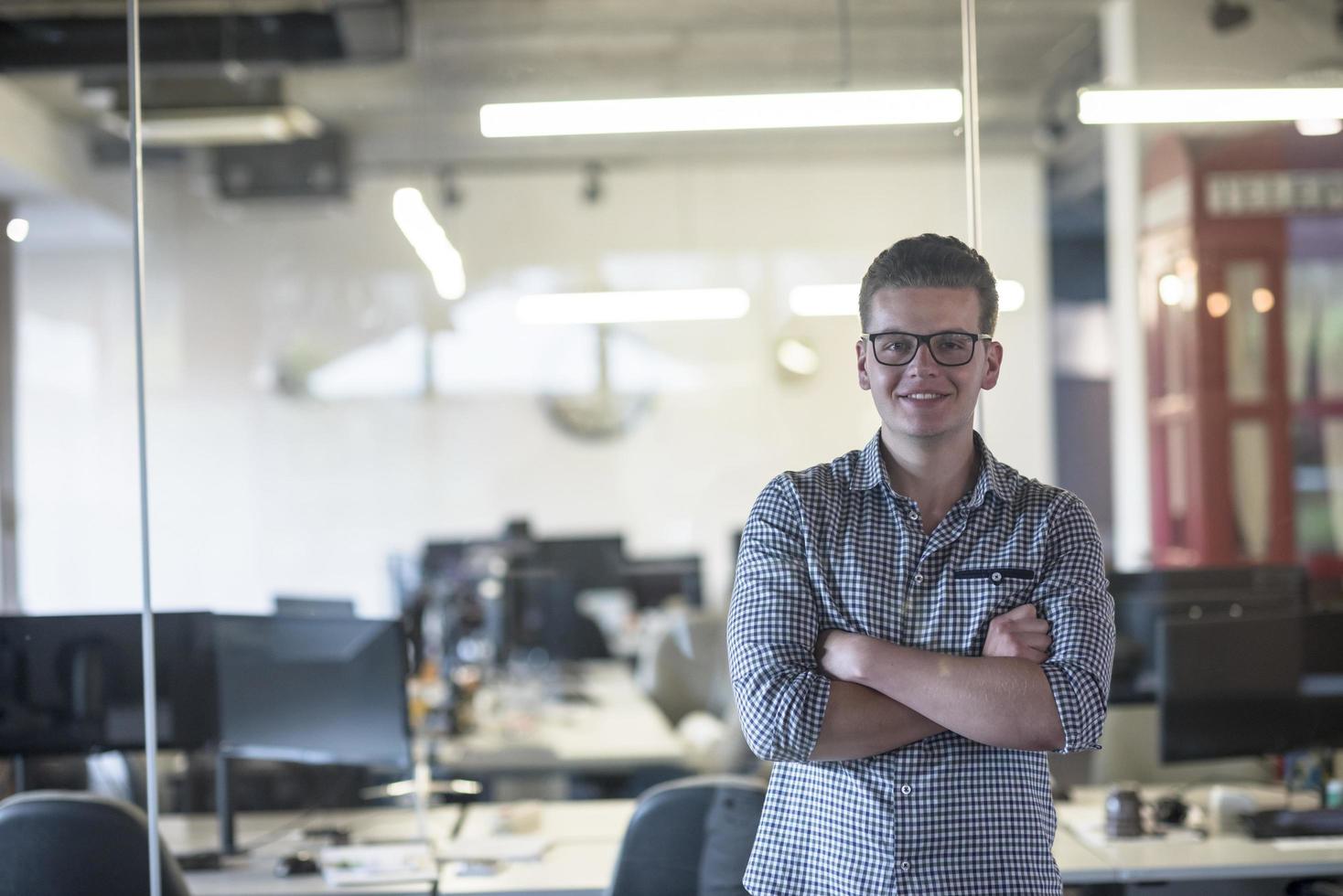 Geschäftsmann im modernen Büro foto