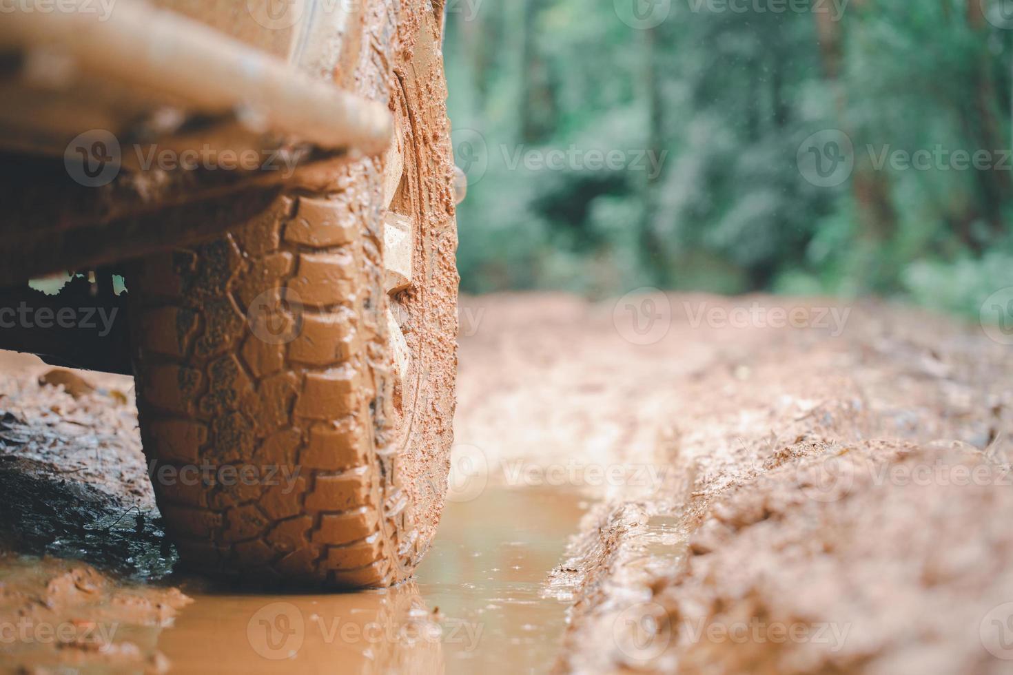 dreckiges offroad-auto, mit schlamm bedeckter suv auf der landstraße, offroad-reifen, offroad-reisen und fahrkonzept. foto