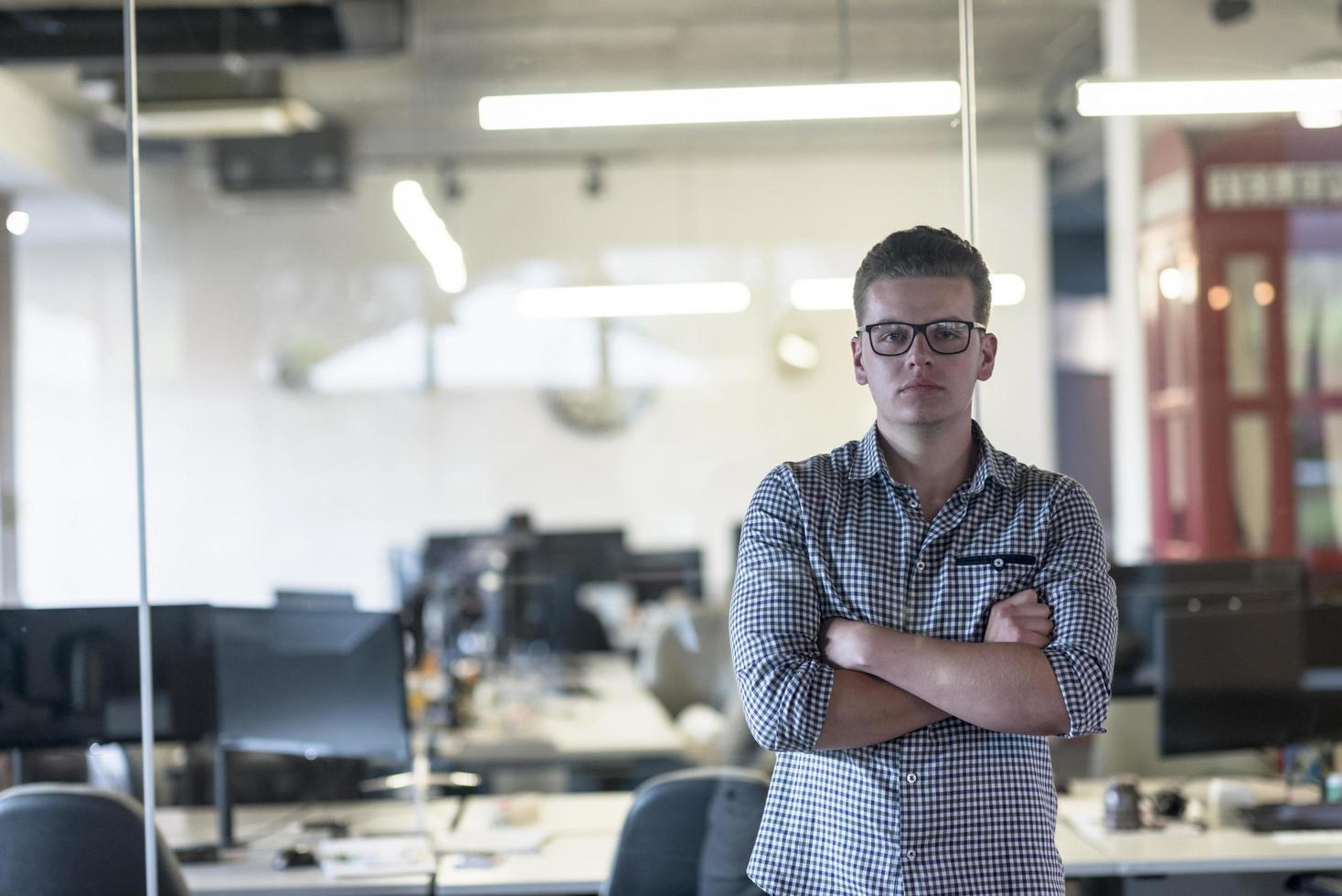 Geschäftsmann im modernen Büro foto