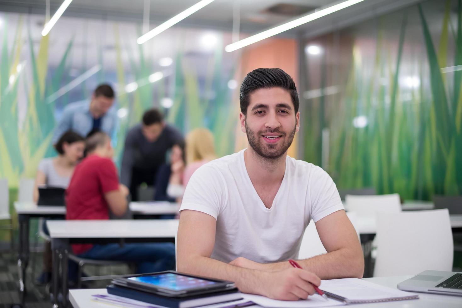 männlicher Student im Klassenzimmer foto