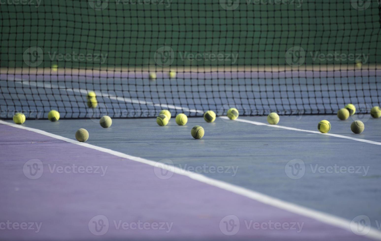 viele tennisbälle auf dem platz foto