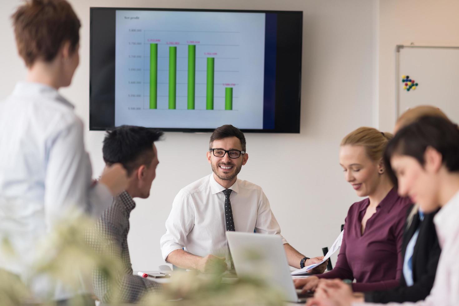 junge geschäftsleute gruppieren sich auf teambesprechung im modernen büro foto