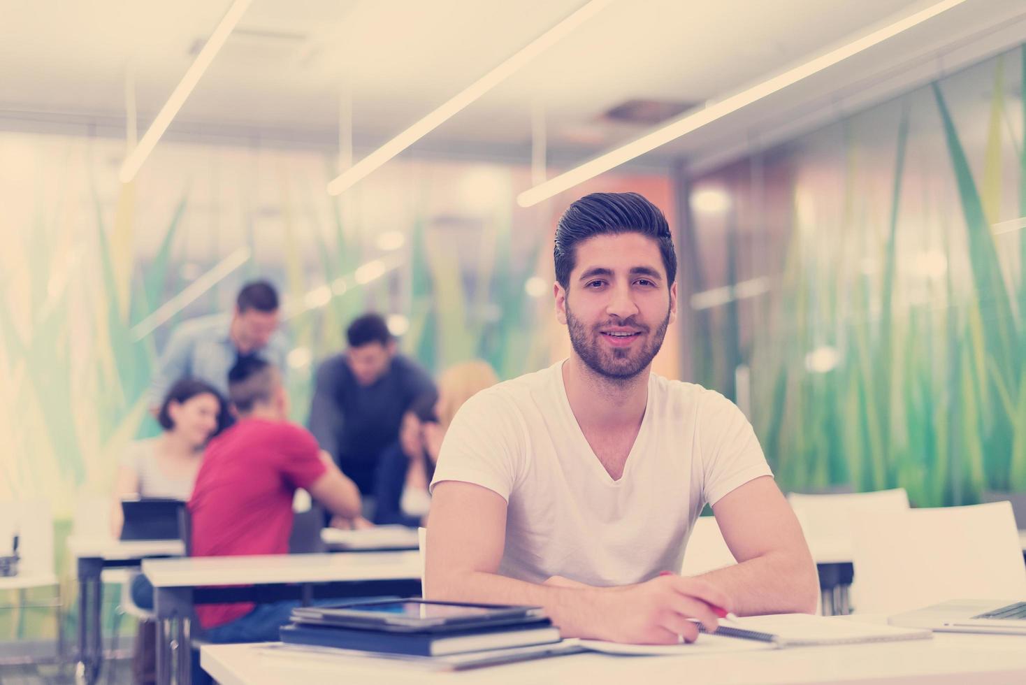 männlicher Student im Klassenzimmer foto