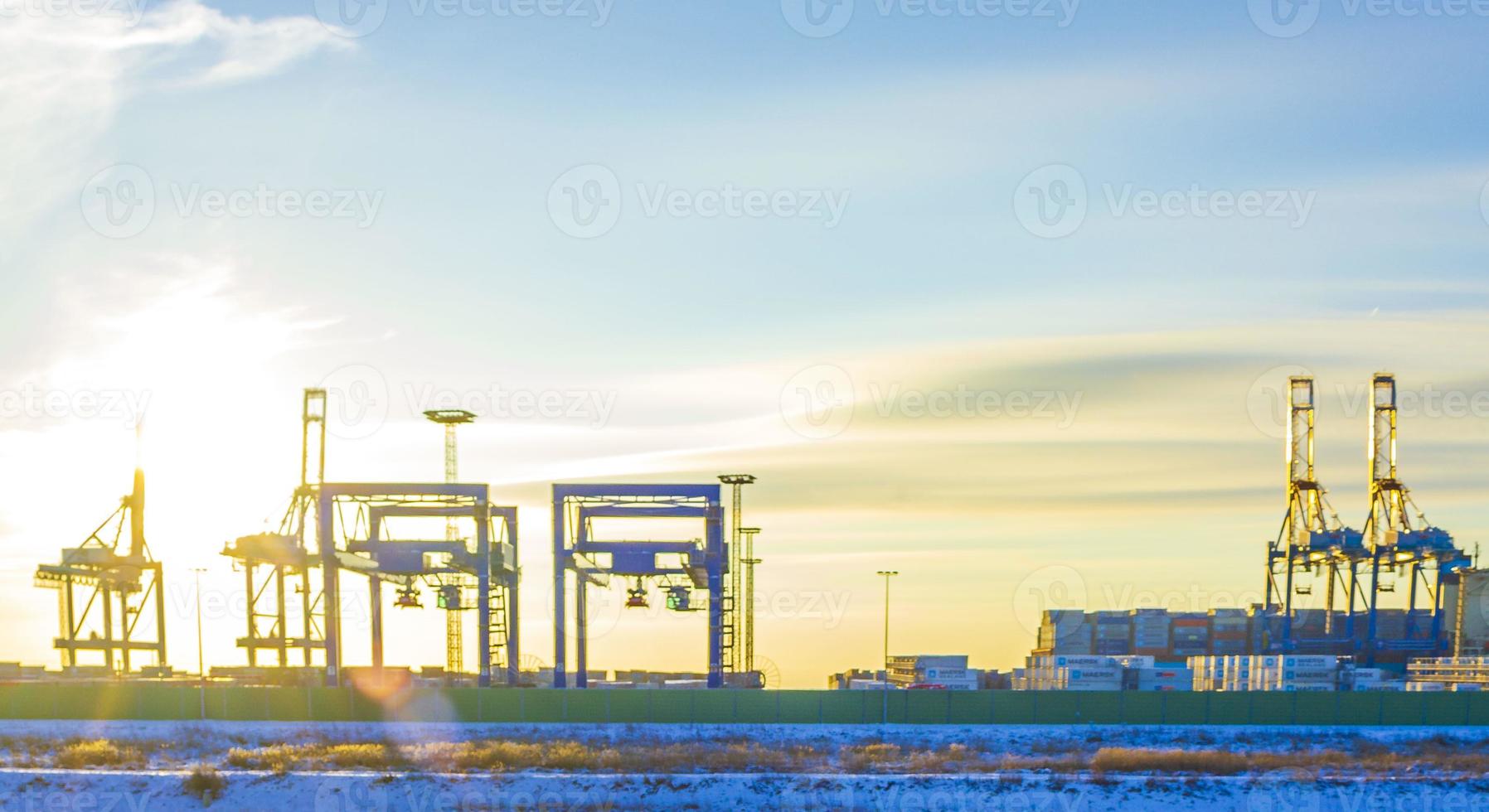 Werftkräne Werftkran Sonnenuntergang Winter Containerhafen Bremerhaven Deutschland. foto