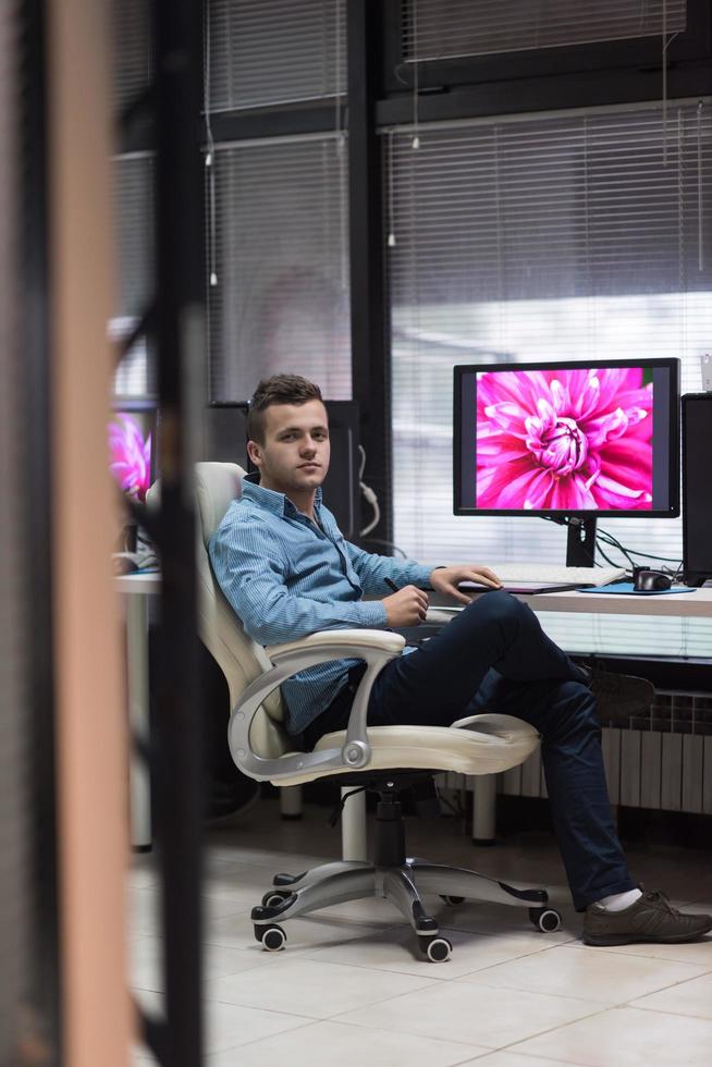 Fotoredakteur an seinem Schreibtisch foto