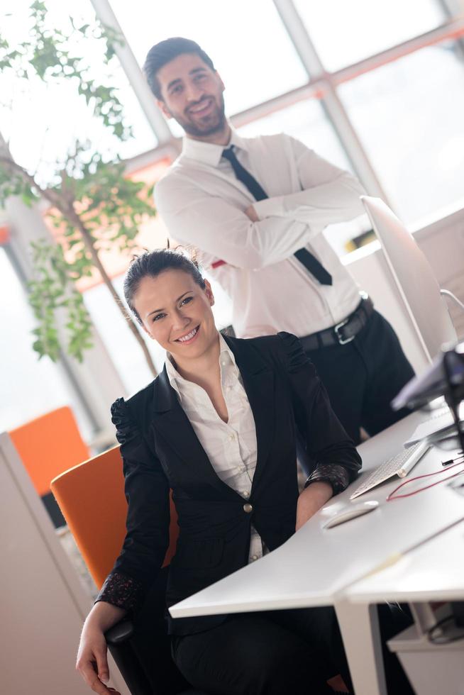 Porträt eines Geschäftspaares im Büro foto