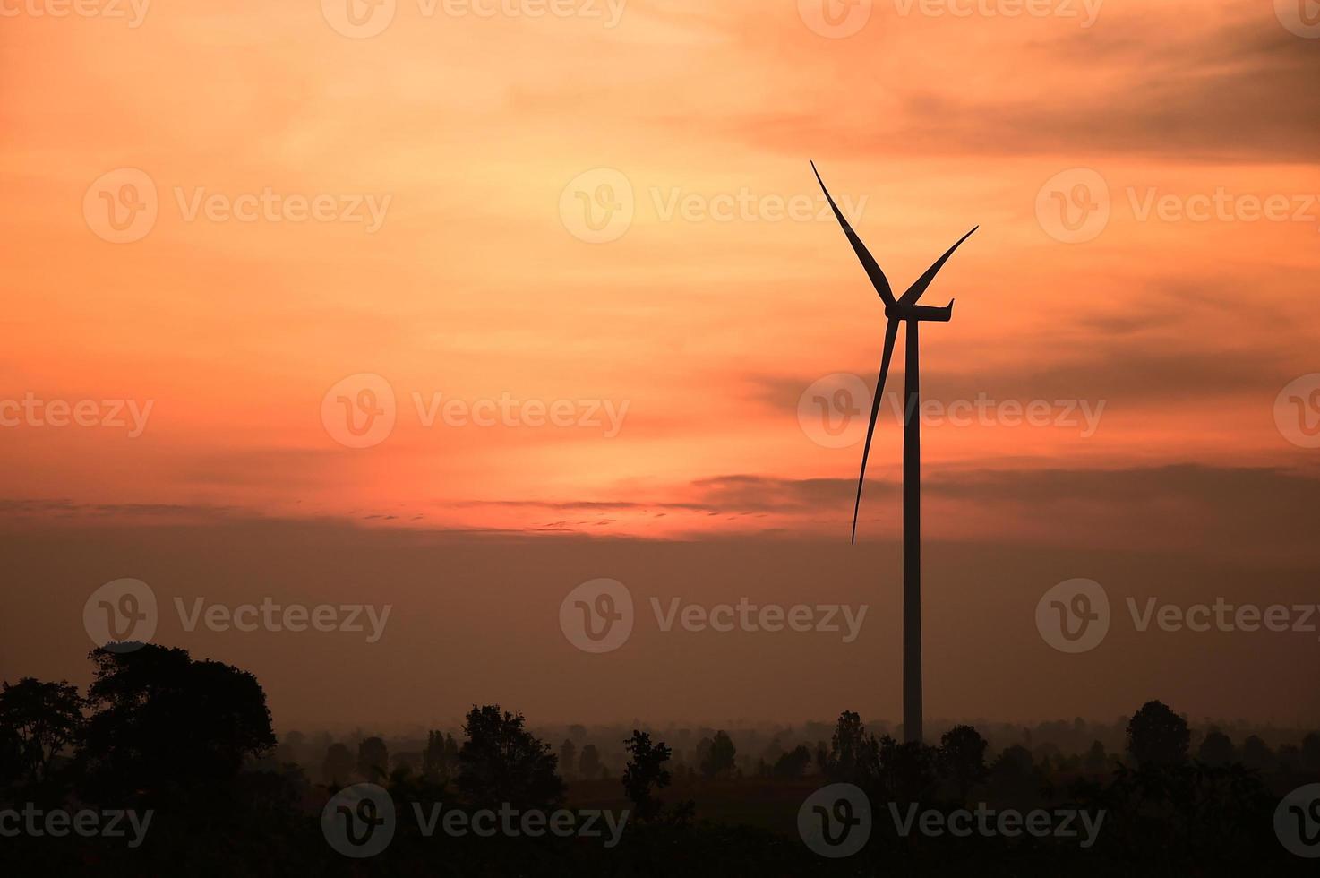 Windturbinenschattenbild bei Sonnenuntergang foto