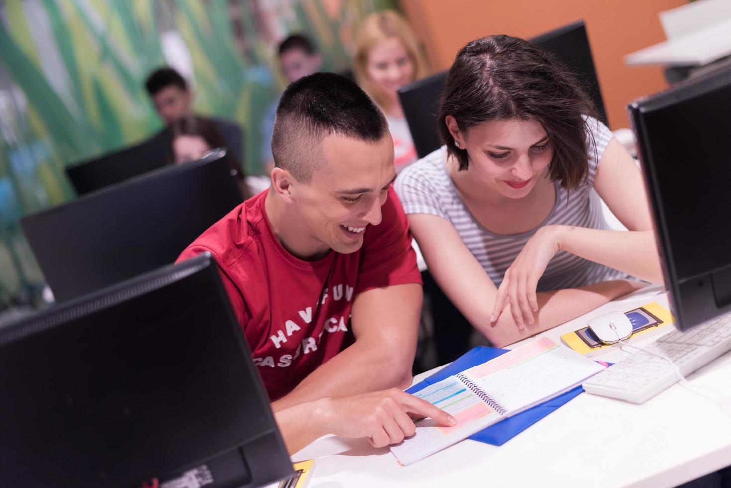 technologiestudentengruppe, die im klassenzimmer der computerlaborschule arbeitet foto