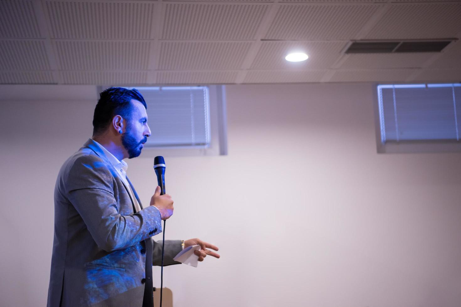 erfolgreicher geschäftsmann, der präsentationen im konferenzraum gibt foto